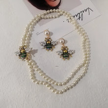Cargar imagen en el visor de la galería, Luxury Crystal Bee Pearl Pendant
