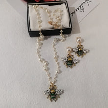 Cargar imagen en el visor de la galería, Luxury Crystal Bee Pearl Pendant
