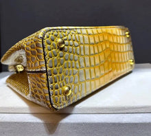 Cargar imagen en el visor de la galería, Genuine Leather Gradient V-Shaped Luxury Fashion
