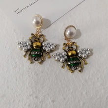 Load image into Gallery viewer, Luxury Crystal Bee Pearl Pendant
