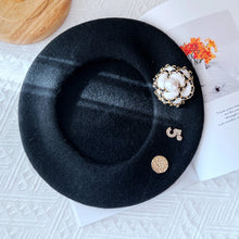 Load image into Gallery viewer, Flower Wool Beret

