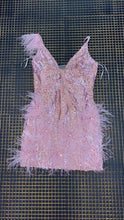 Cargar imagen en el visor de la galería, High Quality Pink Mini Feather V-neck Designer - Jane&#39;s Island
